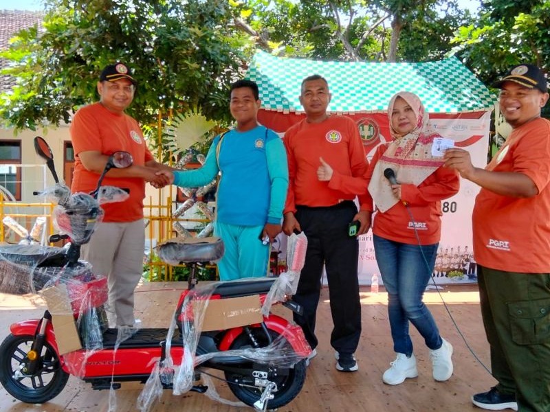 Jalan Sehat PGRI ke-80 Meriah, Mohammad Rama Dani Raih Hadiah Utama Sepeda Listrik.